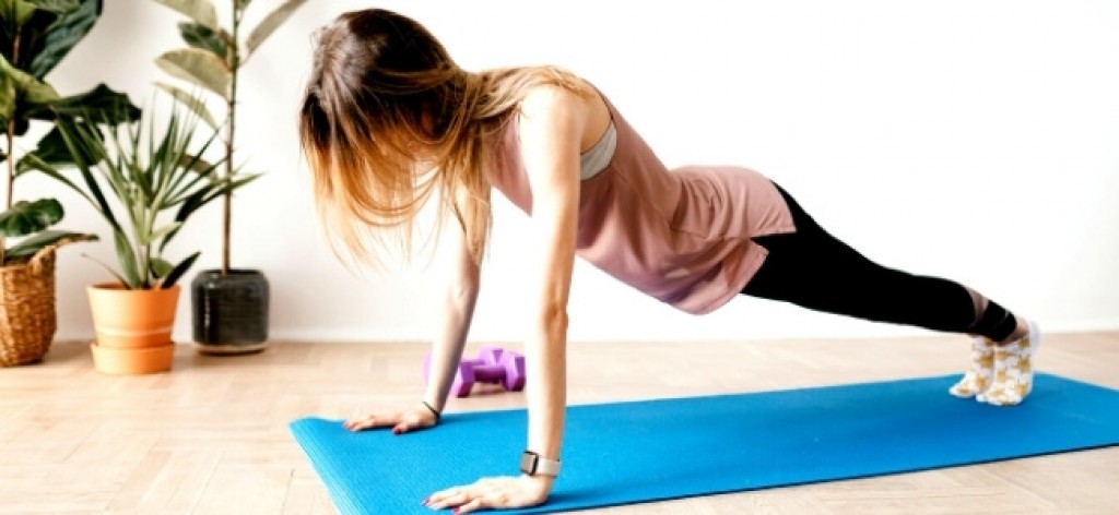 Las 7 posturas básicas de yoga que todos creen saber